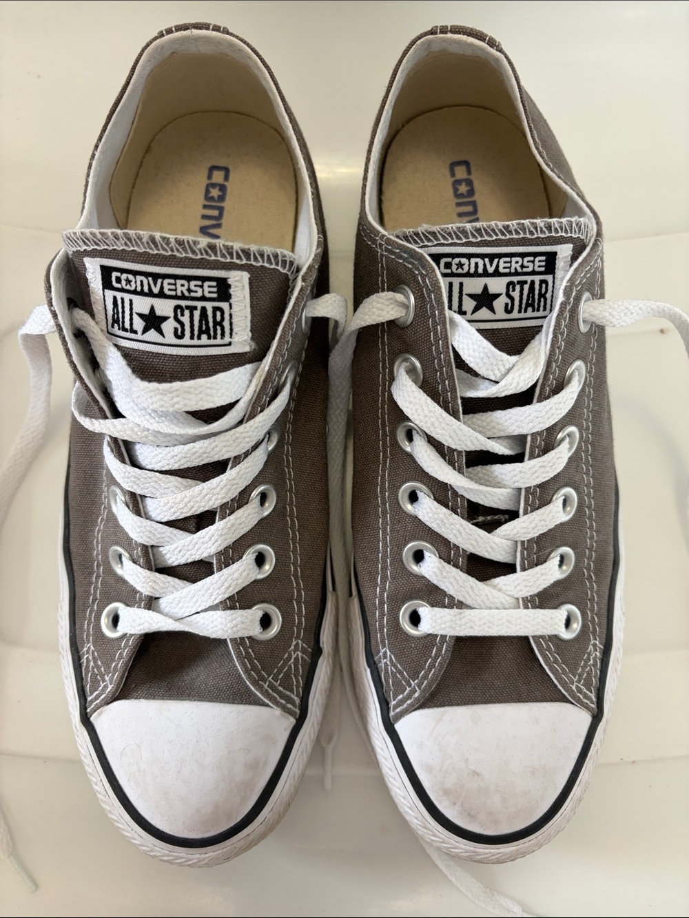 Converse Low Top Sneakers in gray and White